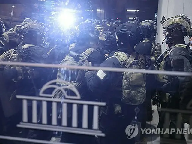 非常戒厳が宣言された３日深夜、国会への進入を準備する戒厳軍＝（聯合ニュース）