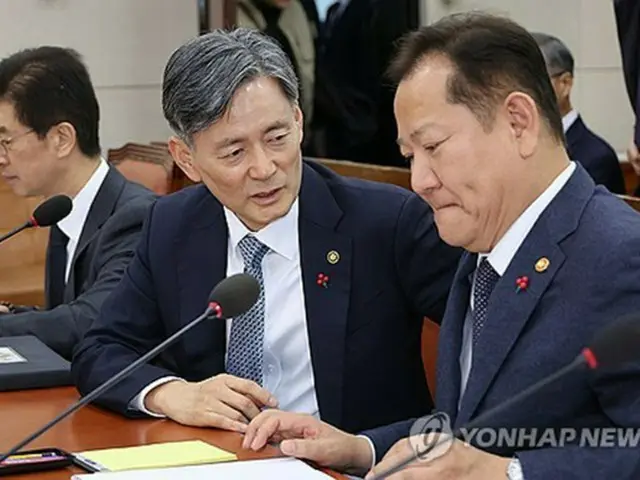 「非常戒厳」宣言に関する緊急懸案質疑が行われる国会行政安全委員会出席した趙志浩氏（左）と李祥敏氏＝５日、ソウル（聯合ニュース）
