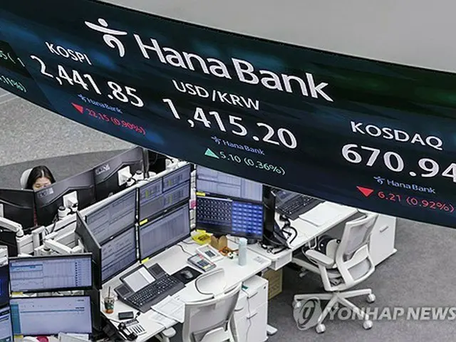 ソウルのハナ銀行本店のディーリングルーム＝（聯合ニュース）