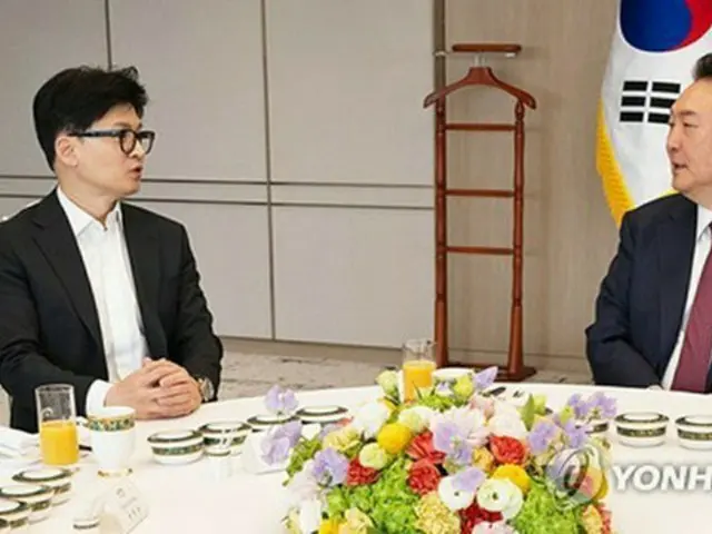 韓国の尹大統領（右）と与党「国民の力」の韓東勲代表（大統領室提供）＝（聯合ニュース）≪転載・転用禁止≫