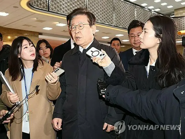 国会で開かれた共に民主党の非常議員総会に出席する李在明代表＝７日、ソウル（聯合ニュース）