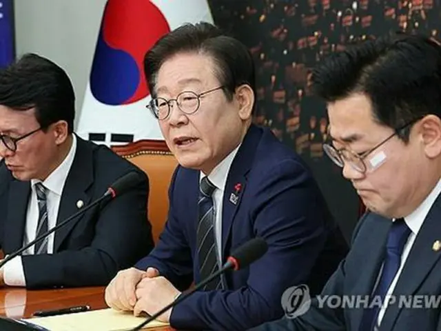国会で開いた会見で発言する共に民主党の李在明代表＝７日、ソウル（聯合ニュース）