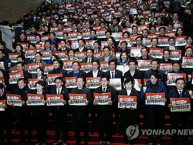 国会で尹大統領の弾劾を求める集会を行う共に民主党の議員ら＝７日、ソウル（聯合ニュース）