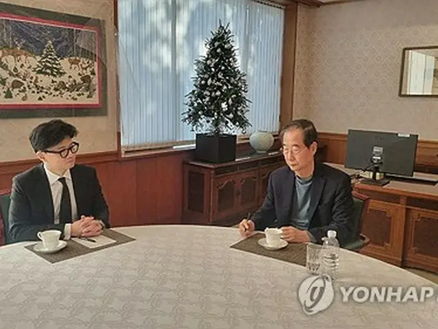 韓東勲代表（左）と韓悳洙首相＝（聯合ニュース）