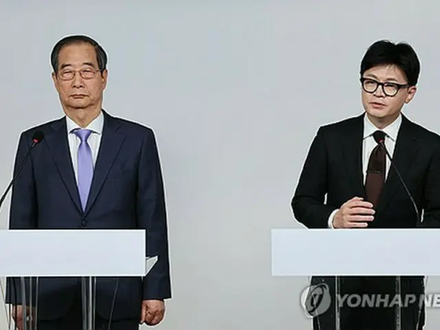 韓悳洙首相（左）と共に国民向け談話を発表する韓東勲氏＝８日、ソウル（聯合ニュース）