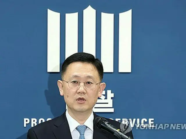 記者会見する検察特別捜査本部の朴世鉉本部長＝８日、ソウル（聯合ニュース）