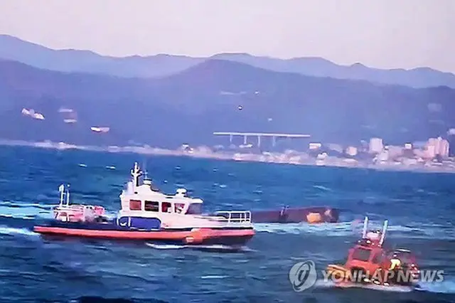 転覆した漁船の救助を行う海洋警察（浦項海洋警察署提供）＝（聯合ニュース）≪転載・転用禁止≫