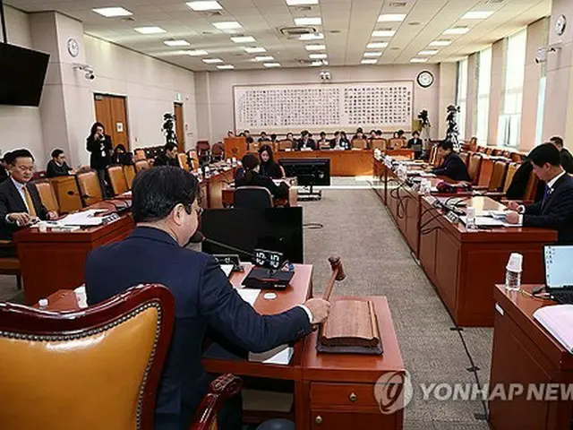 国会で開かれた法制司法委員会法案審査第１小委員会＝９日、ソウル（聯合ニュース）