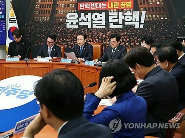 国会で開かれた党最高委員会議で発言する李在明氏（左から４人目）＝１０日、ソウル（聯合ニュース）