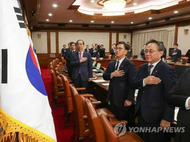 国旗に敬礼する閣議の出席者＝１０日、ソウル（聯合ニュース）