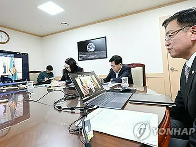 イエレン氏とテレビ会談を行う崔相穆・経済副首相兼企画財政部長官（企画財政部提供）＝（聯合ニュース）≪転載・転用禁止≫
