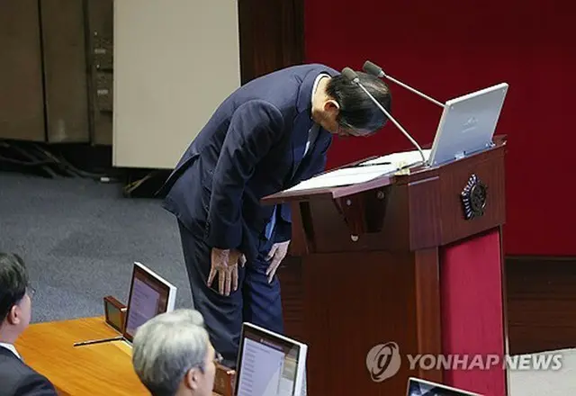 頭を下げて謝罪する韓悳洙首相＝１１日、ソウル（聯合ニュース）