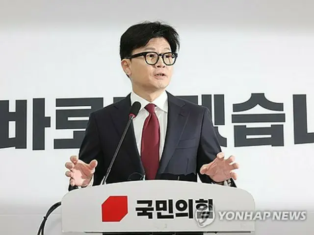 国会で記者会見を行う「国民の力」の韓東勲代表＝１２日、ソウル（聯合ニュース）