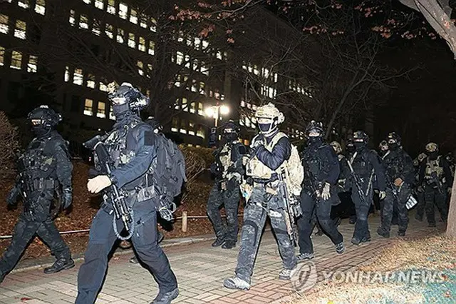 ４日未明の国会本会議で非常戒厳の解除要求案が可決されたことを受け、国会から撤収する兵力＝（聯合ニュース）