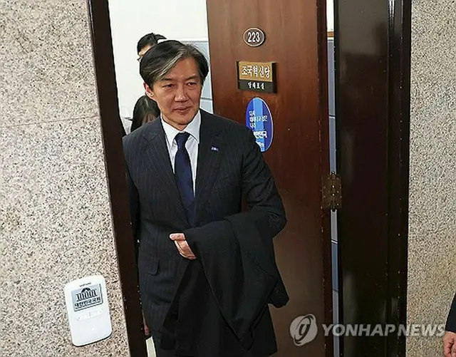 １２日午後に国会の党代表室を出る曺氏＝（聯合ニュース）