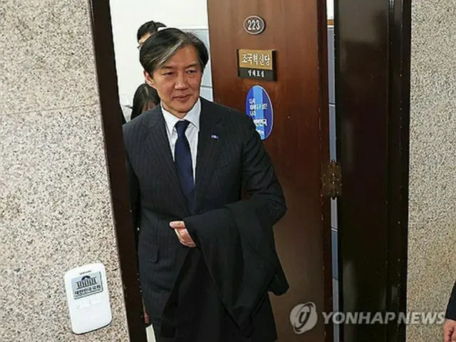 １２日午後に国会の党代表室を出る曺氏＝（聯合ニュース）