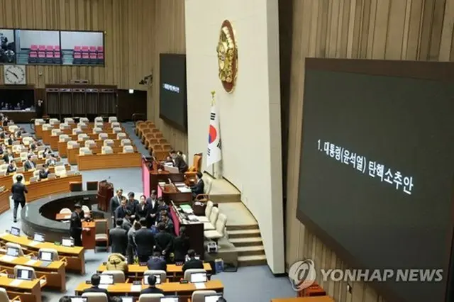 尹大統領の弾劾訴追案の採決が行われている国会本会議＝１４日、ソウル（聯合ニュース）