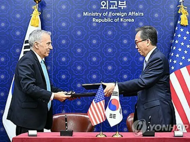 外交部の趙長官（右）と米国のゴールドバーグ駐韓大使（資料写真）＝（聯合ニュース）