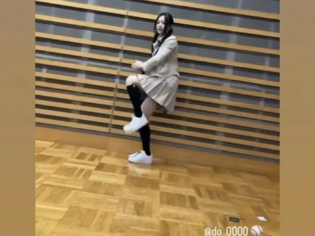 新しいSNSに動画を投稿した「NewJeans」ハニ。