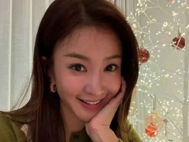 女優イ・シヨンが家でクリスマスパーティーを開いた近況を伝えた。
