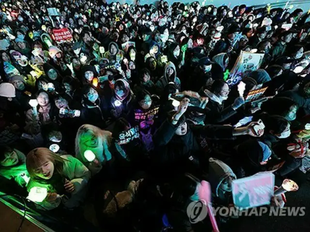 国会前で開かれた尹大統領の弾劾を求める集会＝１４日、ソウル（聯合ニュース）