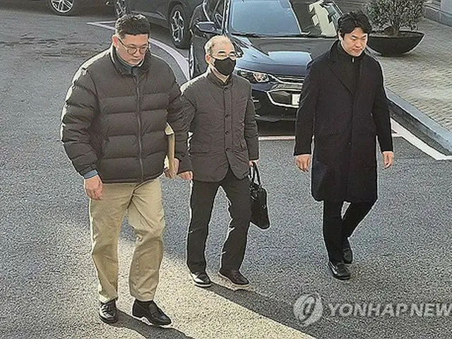 逮捕状発付の是非を判断する審査に出席するため法廷に向かう郭司令官（中央）＝１６日、ソウル（聯合ニュース）