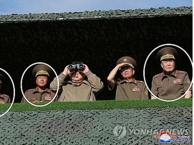 北朝鮮の金正恩（キム・ジョンウン）国務委員長（朝鮮労働党総書記、中央）が９月に朝鮮人民軍の特殊作戦部隊訓練基地を視察した際に同行した（白い丸囲み、左から）シン・グムチョル総参謀部作戦局処長、キム・ヨンボク副総参謀長、リ・チャンホ偵察総局長＝（朝鮮中央通信＝聯合ニュース）≪転載・転用禁止≫