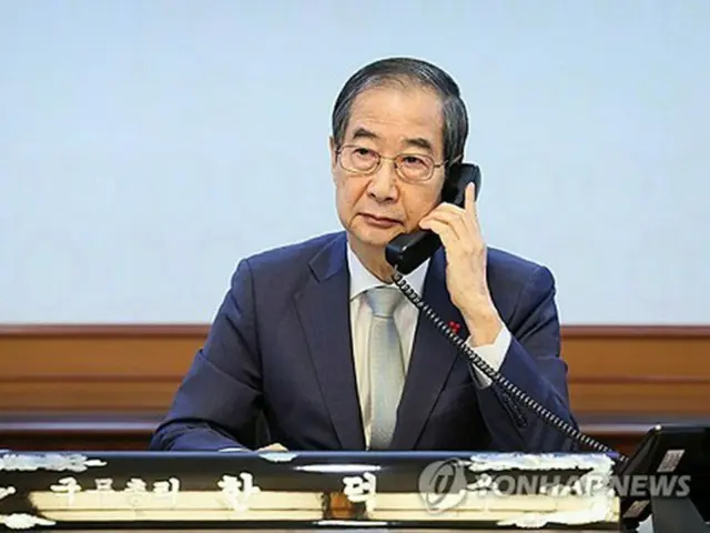 石破首相と電話で協議する韓国の韓悳洙首相（首相室提供）＝（聯合ニュース）≪転載・転用禁止≫