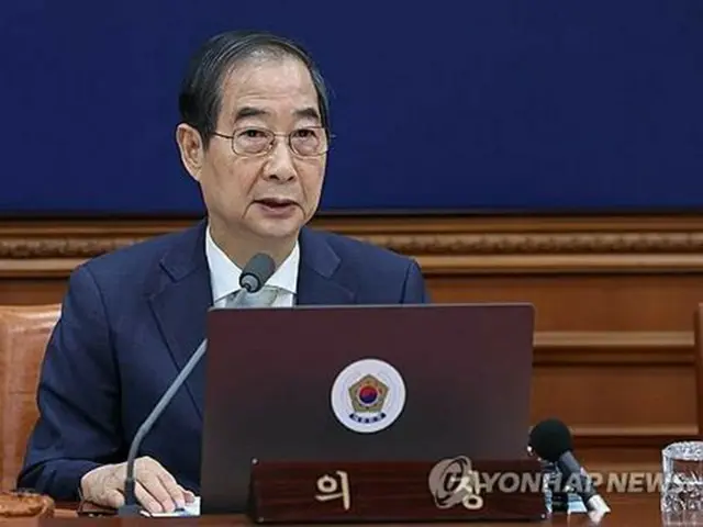 政府ソウル庁舎で開かれた臨時閣議で発言する韓悳洙首相＝１９日、ソウル（聯合ニュース）