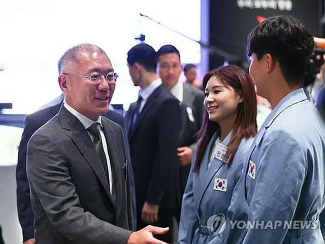 ８月にソウル市内のホテルで開かれたパリ五輪選手団の激励会でアーチェリーの選手らとあいさつする鄭氏（大統領室通信写真記者団）＝（聯合ニュース）