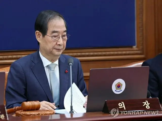 政府ソウル庁舎で開かれた臨時閣議に出席した韓悳洙首相＝１９日、ソウル（聯合ニュース）