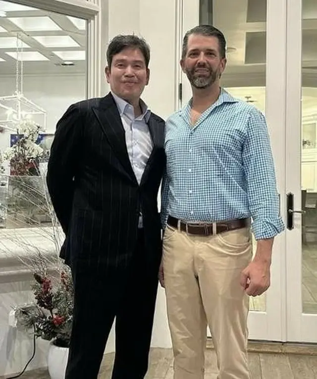 新世界グループの鄭溶鎮会長（左）とトランプ氏の長男ジュニア氏（鄭氏のインスタグラムより）＝（聯合ニュース）≪転載・転用禁止≫