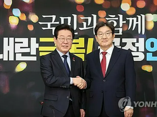 「国民の力」の代表代行を務める権性東（クォン・ソンドン）院内代表（右）と「共に民主党」の李在明（イ・ジェミョン）代表は１８日、国会で面会した＝（聯合ニュース）