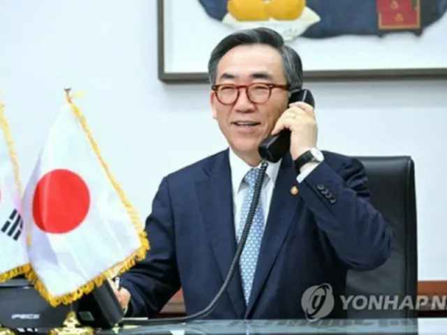 電話会談を行う趙長官（外交部提供）＝（聯合ニュース）≪転載・転用禁止≫