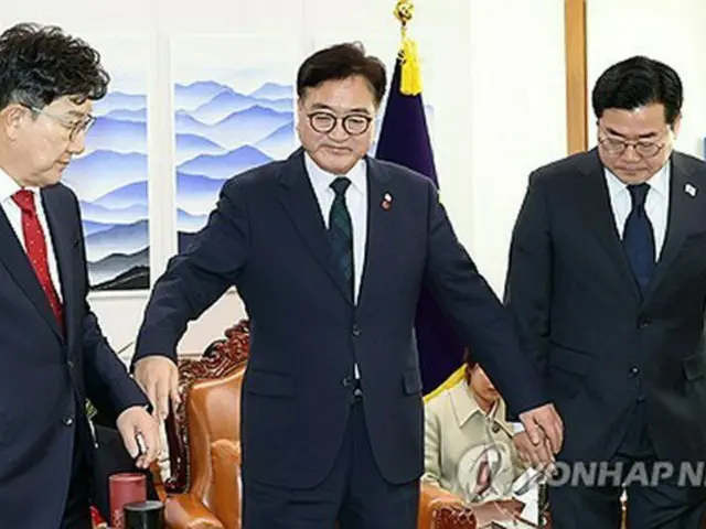 国会で会合を開いた禹元植国会議長（中央）と国民の力の権性東院内代表（左）、共に民主党の朴贊大院内代表＝２３日、ソウル（聯合ニュース）