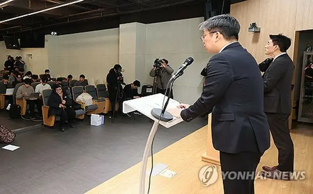 記者会見を行う弁護団＝２６日、ソウル（聯合ニュース）