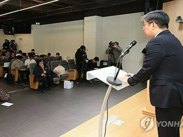 記者会見を行う弁護団＝２６日、ソウル（聯合ニュース）