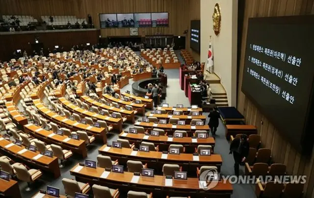 憲法裁判所の裁判官３人に対する任命同意案の採決が行われた国会本会議＝２６日、ソウル（聯合ニュース）