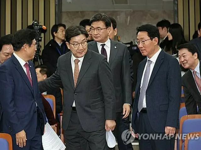 国会で開かれた非常議員総会に出席した国民の力の権性東・代表代行兼院内代表＝２７日、ソウル（聯合ニュース）