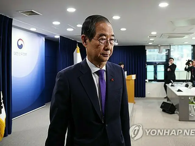 国民向け談話を発表後、会見場を出る韓氏（大統領室通信写真記者団）＝（聯合ニュース）≪転載・転用禁止≫