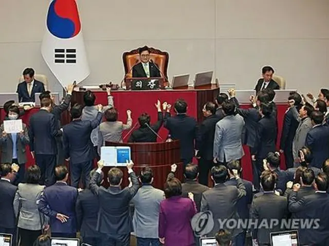 国会本会議で国会議長に抗議する与党議員たち＝２７日、ソウル（聯合ニュース）