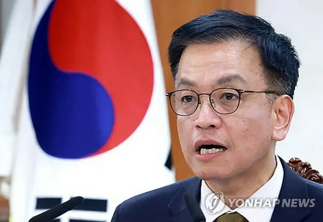 政府ソウル庁舎で国家安全保障会議（ＮＳＣ）を主宰する崔相穆・経済副首相兼企画財政部長官＝２７日、ソウル（聯合ニュース）