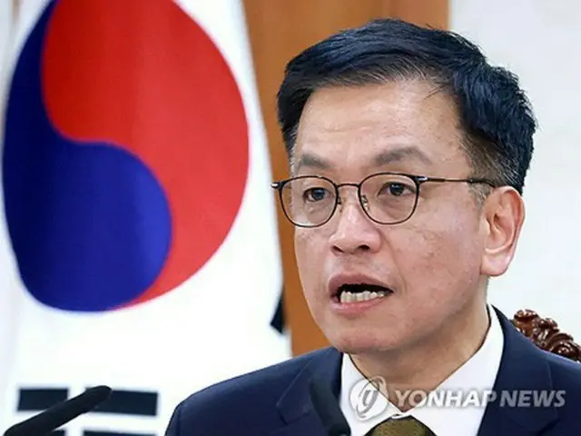 政府ソウル庁舎で国家安全保障会議（ＮＳＣ）を主宰する崔相穆・経済副首相兼企画財政部長官＝２７日、ソウル（聯合ニュース）