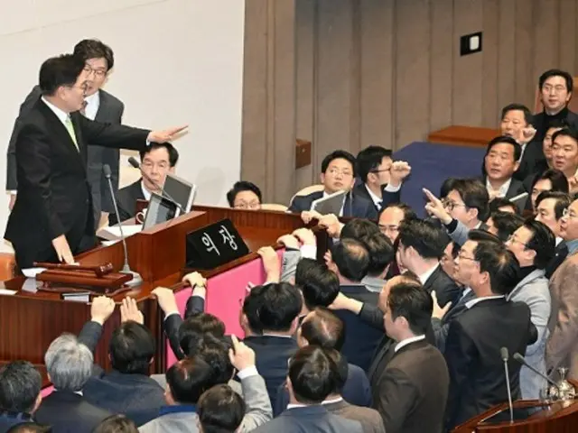 禹元植国会議長に対し、国民の力議員たちが抗議している様子