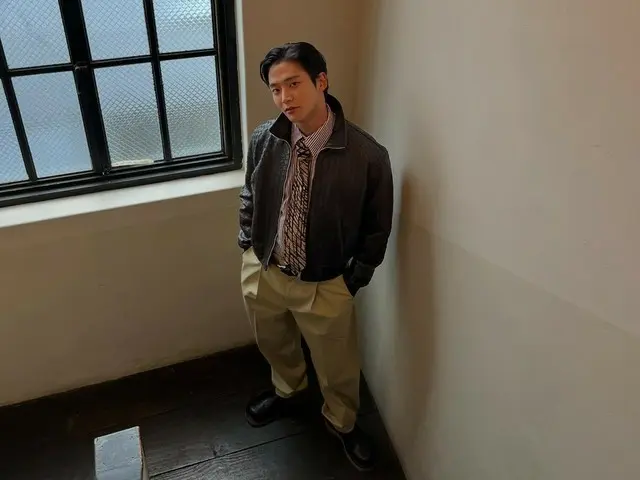 ロウン（SF9）、シックなスタイルで上目遣いに胸キュン…“みなさん、年末はいかがお過ごしですか？”01