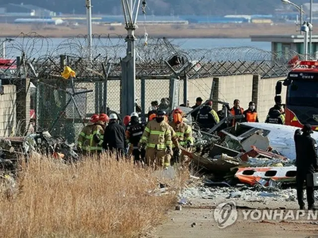胴体着陸に失敗したチェジュ航空の旅客機＝２９日、務安（聯合ニュース）