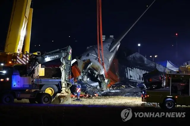 捜索活動を行う関係者たち＝２９日、務安（聯合ニュース）
