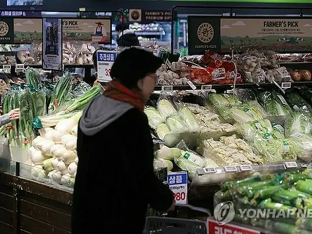 ソウル市内の大型スーパーの野菜売り場＝（聯合ニュース）