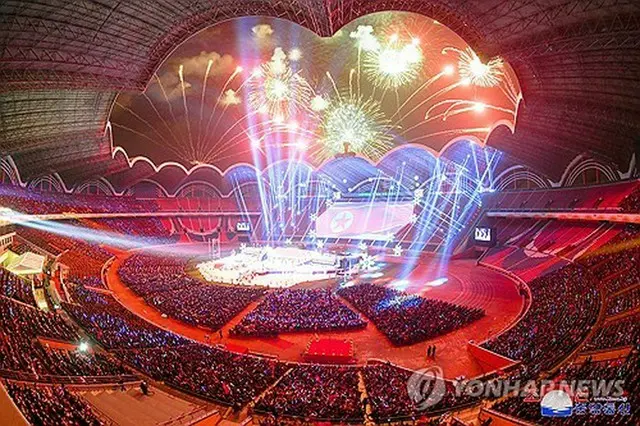 平壌のメーデースタジアムで３１日夜から開かれた北朝鮮の新年慶祝公演（朝鮮中央通信）＝（聯合ニュース）