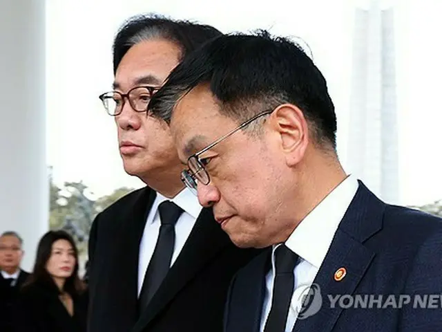 大統領の権限を代行する崔氏（右）と大統領秘書室長の鄭氏＝（聯合ニュース）